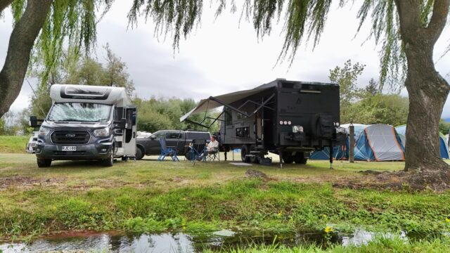 @omaramatop10 is a gem in the @waitaki_nz It’s a peaceful, cool, kinda like ol’ scool kiwi camp vibes, with modern facilities and with real sense of space, the perfect base to explore @nz_mackenzie andthe Clay Cliffs (though they were closed for us this time!), or to try world-class gliding, next time ha. The park itself is so relaxing, definitely worth a stop. And don’t miss Boots and Jandals for dinner afterward!
